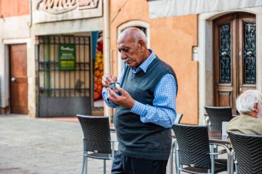 Venedik 'te sokak hayatı. İnsanlar güzel bir günün tadını çıkarıyor.