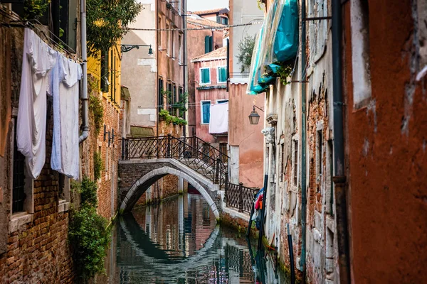 Geleneksel canal sokağına Venedik, İtalya — Stok fotoğraf