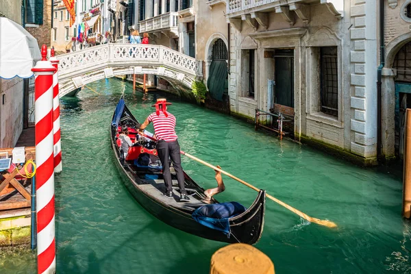 Traditionella canal street i Venedig, Italien — Stockfoto