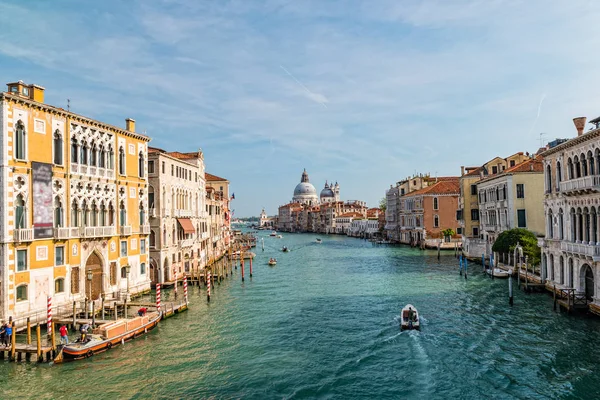 Vista do Grande Canal e Basílica Santa Maria della Saudação em Veneza, Itália — Fotografia de Stock