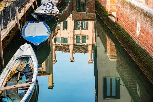 Calle tradicional del canal en Venecia, Italia — Foto de Stock