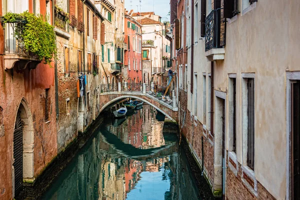Rua de canal tradicional em Veneza, Itália — Fotografia de Stock