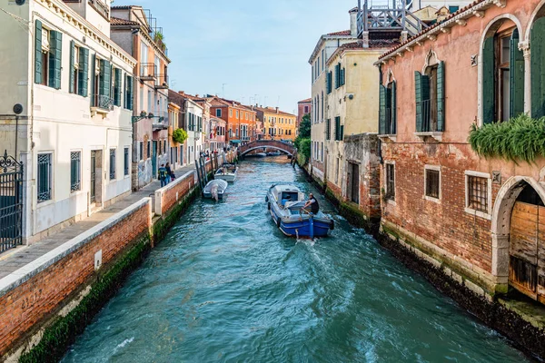 Rua de canal tradicional em Veneza, Itália — Fotografia de Stock