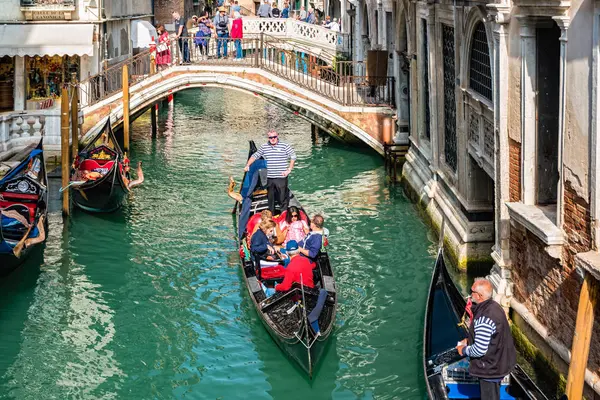 Traditionele canal street in Venetië, Italië — Stockfoto