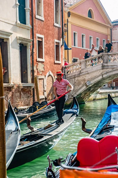 Gondolier σε μια γόνδολα στην οδό Canal στη Βενετία, Ιταλία — Φωτογραφία Αρχείου