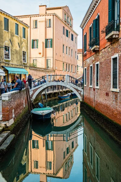 Rua de canal tradicional em Veneza, Itália — Fotografia de Stock