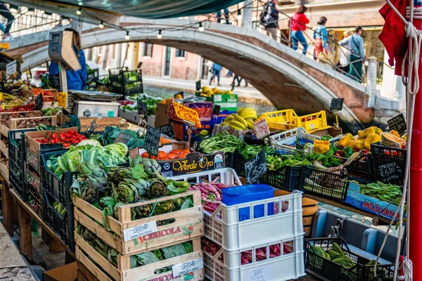 Floating fruit market in Venice, Italy. — Stock Photo, Image