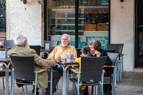La vida callejera en Venecia. Gente relajándose en un café callejero . —  Fotos de Stock