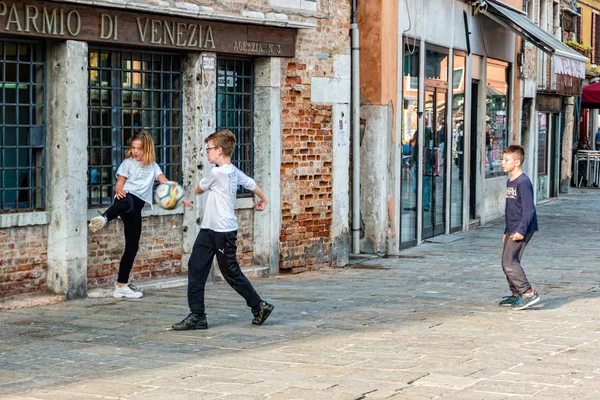 Παιδιά που παίζουν ποδόσφαιρο στους δρόμους της Βενετίας. — Φωτογραφία Αρχείου