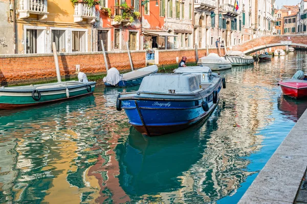 Rua de canal tradicional em Veneza, Itália — Fotografia de Stock