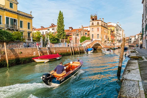 Traditional canal street in Venice, Italy — Stock Photo, Image