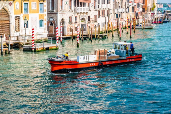 Working boat on Venetian canal in Venice, Italy — 图库照片