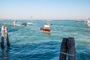Venedik gölü Burano adasına gidiyor.