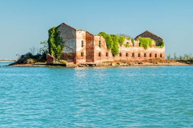 Burano, Venedik, İtalya yakınlarındaki terk edilmiş ve yıkılmış bir ev.