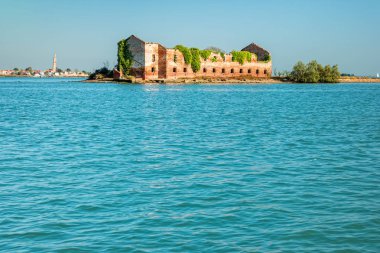 Burano, Venedik, İtalya yakınlarındaki terk edilmiş ve yıkılmış bir ev.