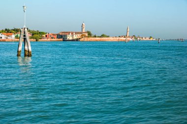 Venedik gölü Burano adasına gidiyor.