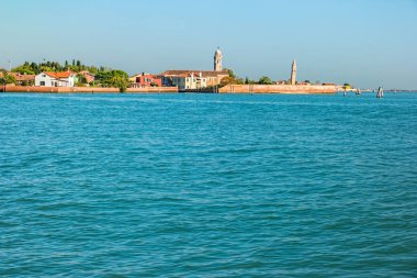 Venedik gölü Burano adasına gidiyor.