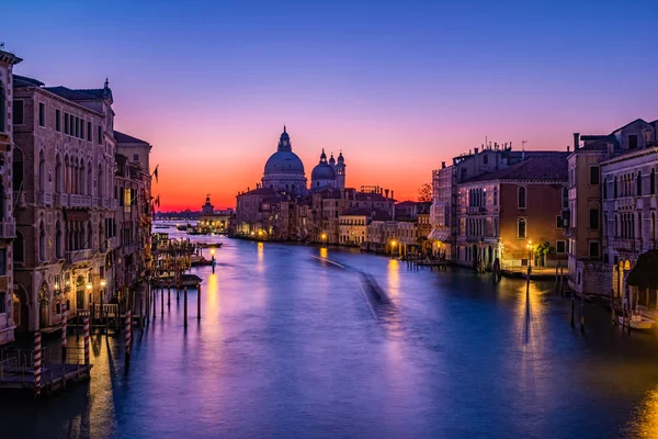 Wschód słońca w Wenecji. Widok z Ponte dell Accademia do Canal Grande — Zdjęcie stockowe