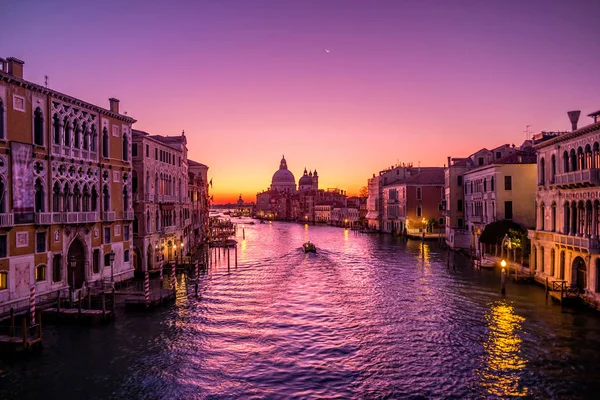 Napkelte Velencében. Kilátás a Ponte Dell Accademia a Grand Canal — Stock Fotó
