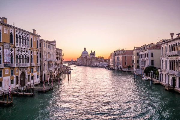 Nascer do sol em Veneza. Vista da Ponte dell Accademia para o Grande Canal — Fotografia de Stock