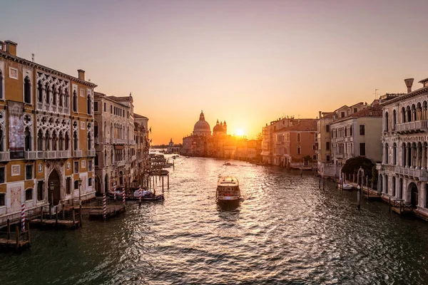 Nascer do sol em Veneza. Vista da Ponte dell Accademia para o Grande Canal — Fotografia de Stock