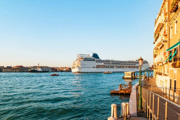 Crociera oceanica in arrivo al porto di Venezia — Foto Stock