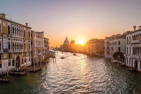 Nascer do sol em Veneza. Vista da Ponte dell Accademia para o Grande Canal — Fotografia de Stock