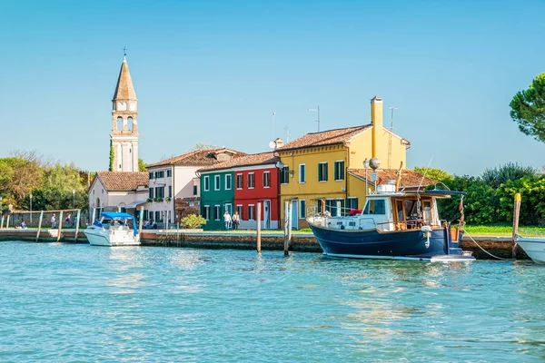 Case colorate sulla piccola isola Mazzorbo nella laguna nord veneziana — Foto Stock