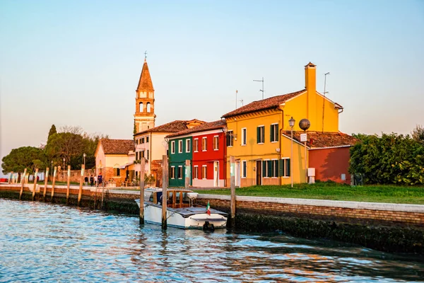 Case colorate al tramonto sulla piccola isola Mazzorbo nella laguna nord veneziana — Foto Stock
