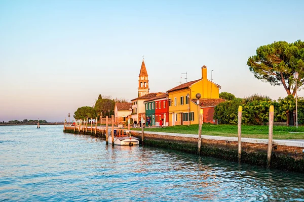 Coloridas casas al atardecer en la pequeña isla Mazzorbo en la laguna veneciana norte —  Fotos de Stock