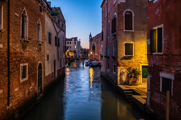 Veneza vista à noite com canal, ponte e edifícios históricos — Fotografia de Stock