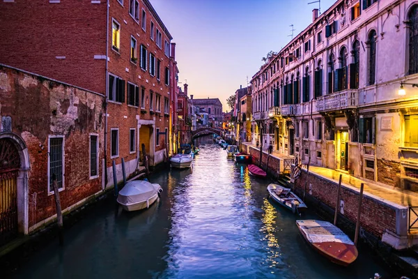 Veneza vista à noite com canal, ponte e edifícios históricos — Fotografia de Stock