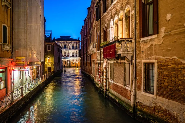 Veneza vista à noite com canal, ponte e edifícios históricos — Fotografia de Stock