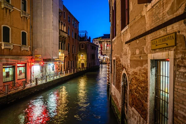 Veneza vista à noite com canal, ponte e edifícios históricos — Fotografia de Stock