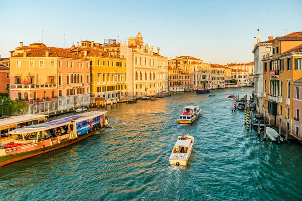 Vista do famoso Grande Canal em Veneza, Itália — Fotografia de Stock