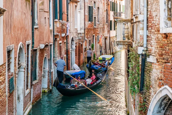 Venedik, İtalya 'da Kanal Caddesi' nde gondolcu. — Stok fotoğraf