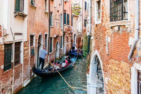 Gondolier a gondola a csatorna utcán Velence, Olaszország — Stock Fotó