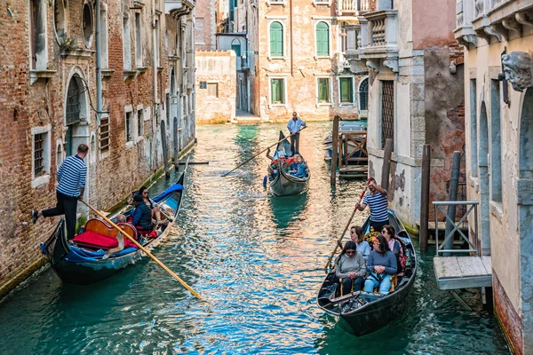 Gondolier em uma gôndola na rua do canal em Veneza, Itália — Fotografia de Stock