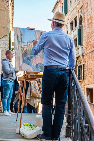 Un pintor pintando lienzo en la calle del canal en Venecia, Italia . —  Fotos de Stock