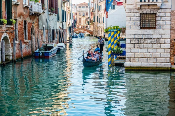 Gondolier em uma gôndola na rua do canal em Veneza, Itália — Fotografia de Stock