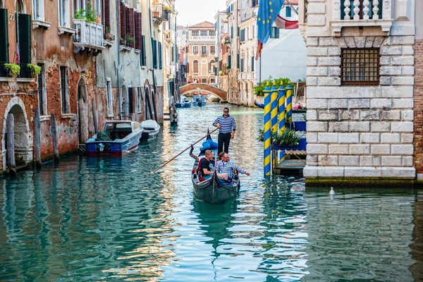 Gondolier em uma gôndola na rua do canal em Veneza, Itália — Fotografia de Stock