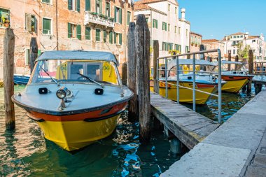 Venedik 'teki hastanenin dışındaki ambulans botları.