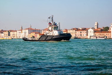 Venedik Gölünde yelken açan yolcu gemileri için güçlü bir römorkör.