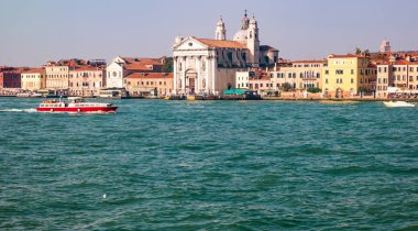 Öğleden sonra Venedik gölü manzarası