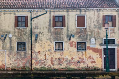 Giudecca Adası 'ndaki lagünün rıhtımının yanındaki bina cephesi.