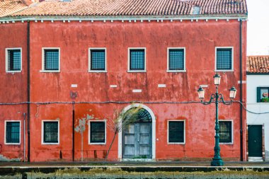 Giudecca Adası 'ndaki lagünün rıhtımının yanındaki bina cephesi.