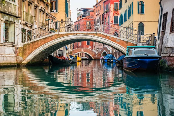 Rua de canal tradicional em Veneza, Itália — Fotografia de Stock