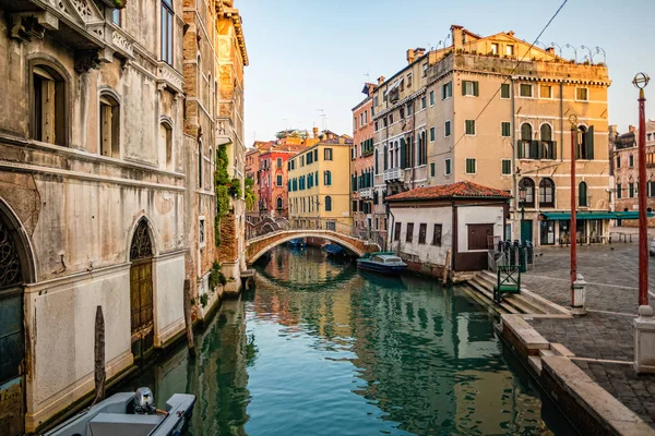 Rua de canal tradicional em Veneza, Itália — Fotografia de Stock