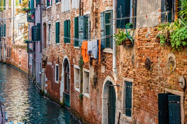 Geleneksel canal sokağına Venedik, İtalya — Stok fotoğraf