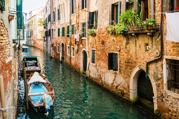 Rua de canal tradicional em Veneza, Itália — Fotografia de Stock